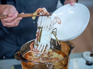 秋蟹琉璃蒸蛋怎么做？