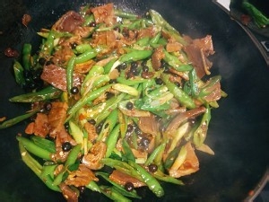 健康养生佳品青椒腊肉的做法