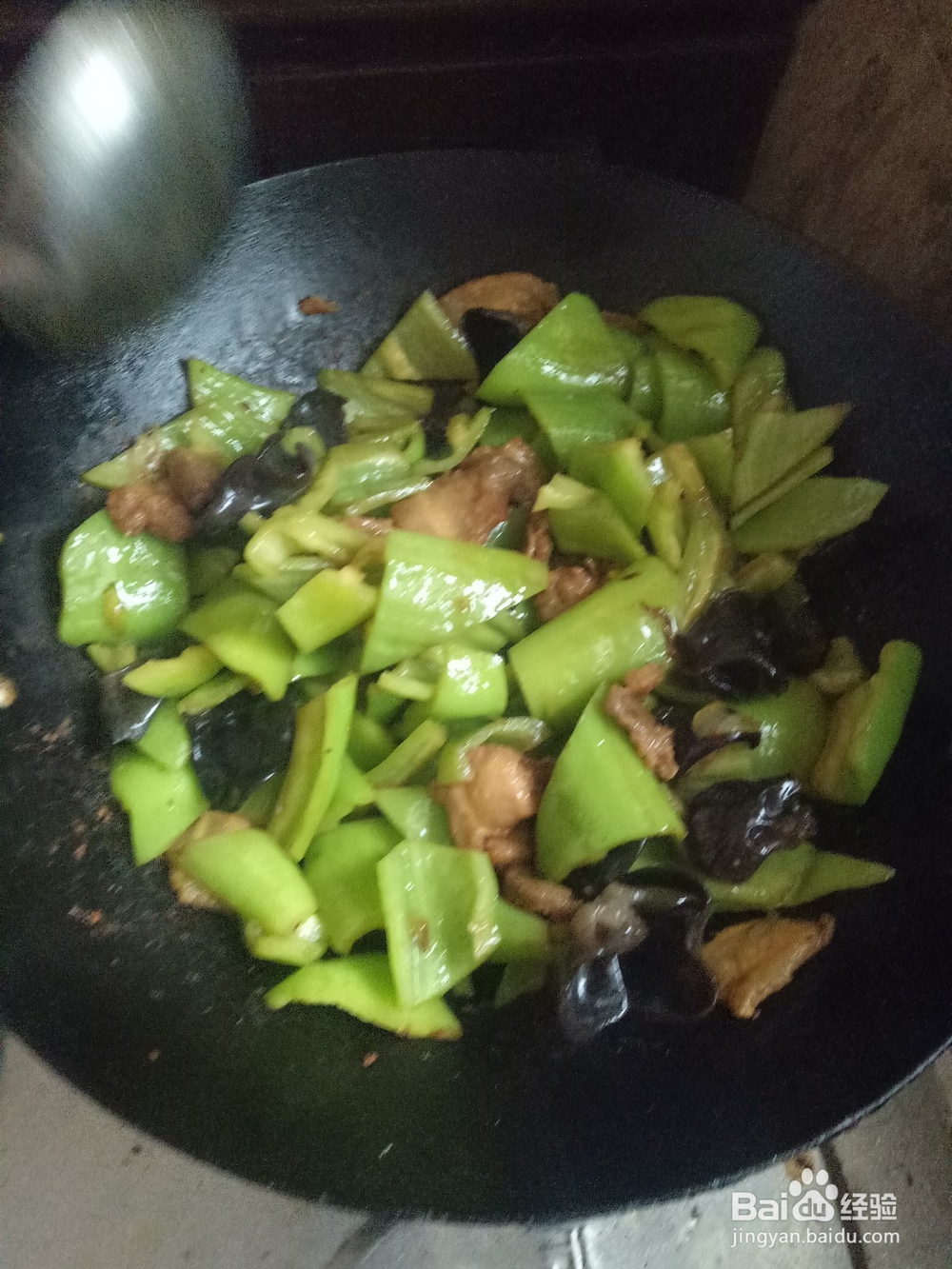 炸肉片炒青椒木耳的家常做法