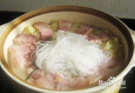 咸肉鲜虾白菜煲的做法