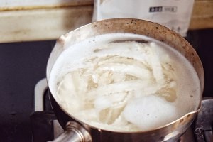 如何做小龙虾干拌刀削面