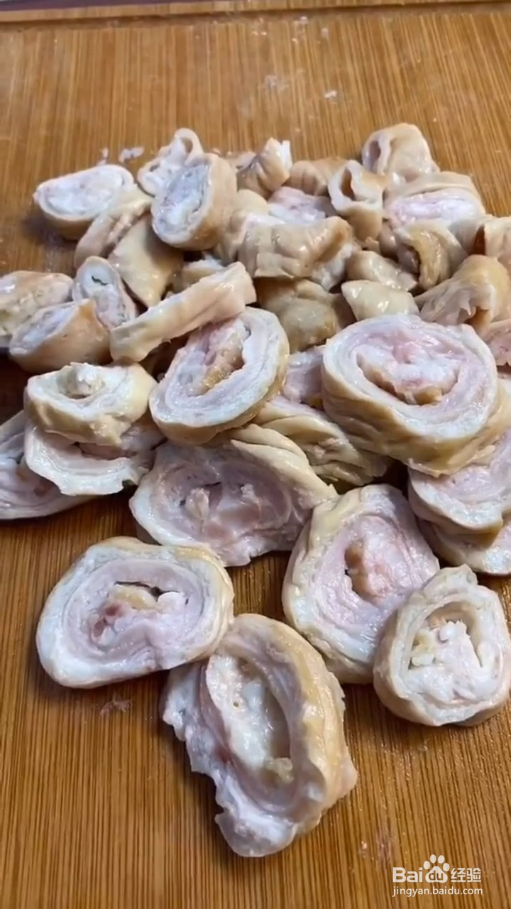 如何制作好吃又下饭的家庭版香辣肥肠