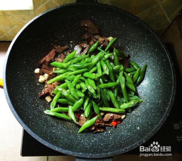 如何制作四季豆炒卤猪心