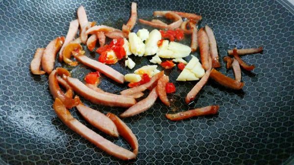 椒蒜红肠乌塌菜