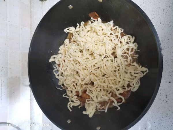 五花肉鸡腿焖面