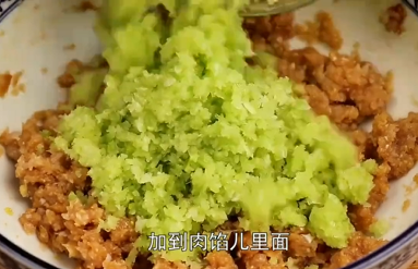 如何自己包芹菜水饺？