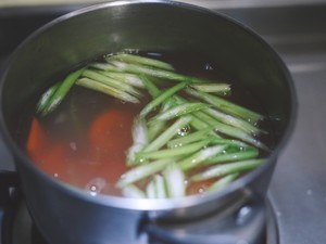 蒜油藕片的做法