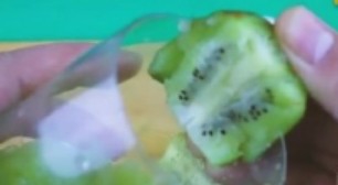 剥猕猴桃的技巧