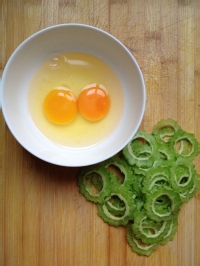 盛夏多吃些苦----苦瓜煎蛋汤