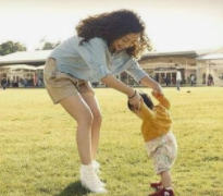 宝宝到了1岁还不会走路怎么办