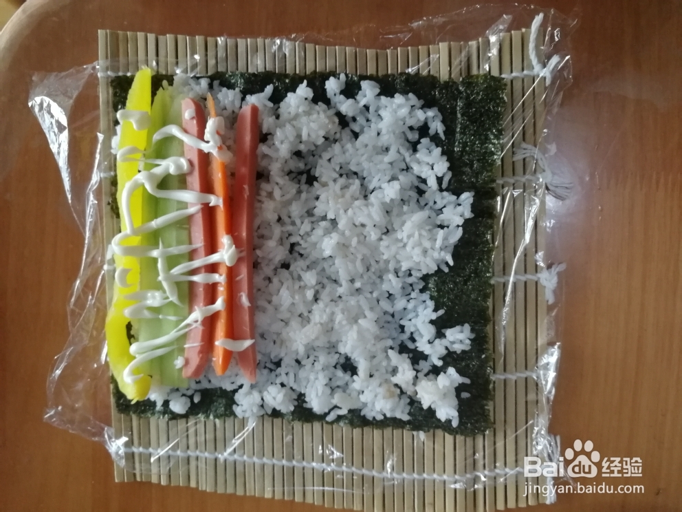 香气浓郁的鱼籽酱海苔寿司卷