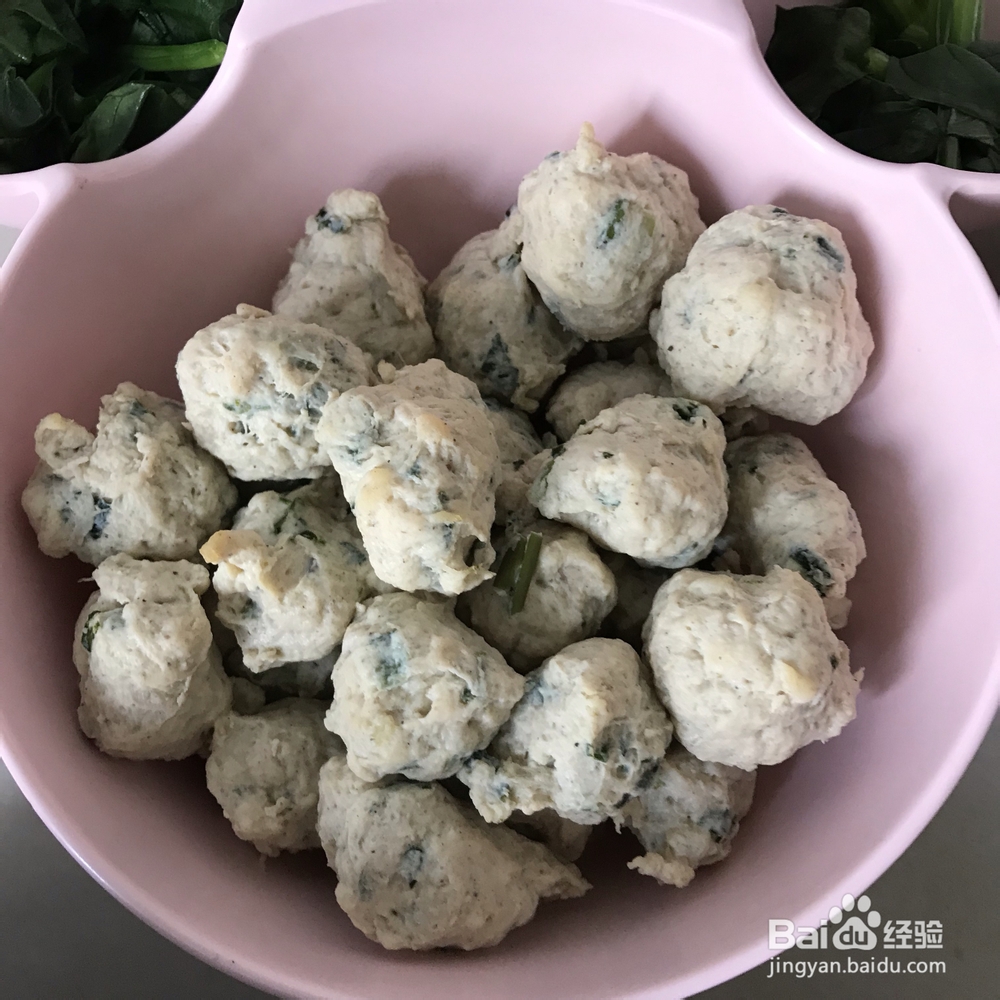 宝宝也爱吃的丸子菠菜木耳汤
