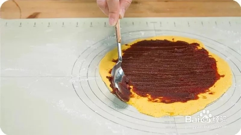 在家如何做好吃的南瓜豆沙糯米卷