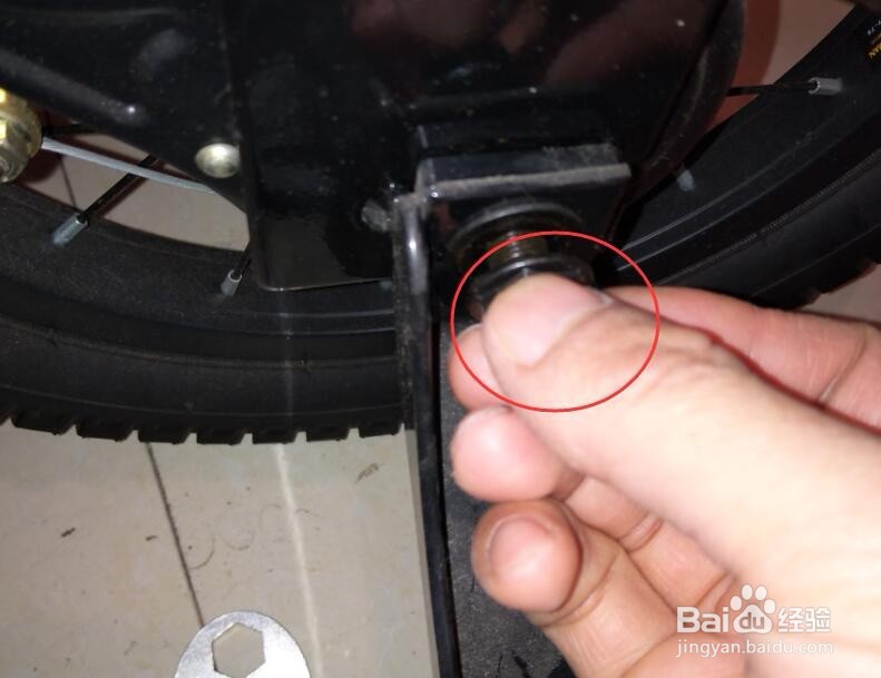 怎么安装儿童车辅助轮?