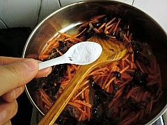 胡萝卜炒金针菇