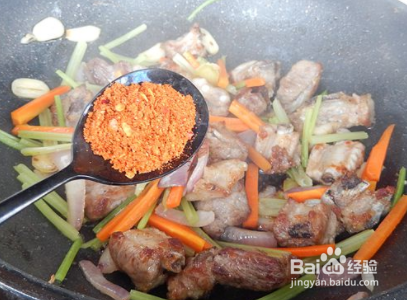 如何做出美味的干锅排骨