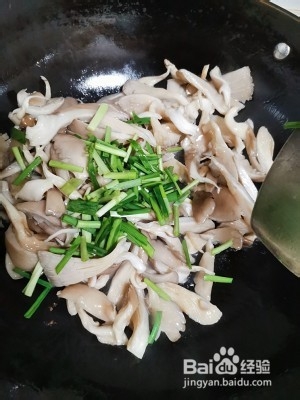 家常的蘑菇炒韭菜