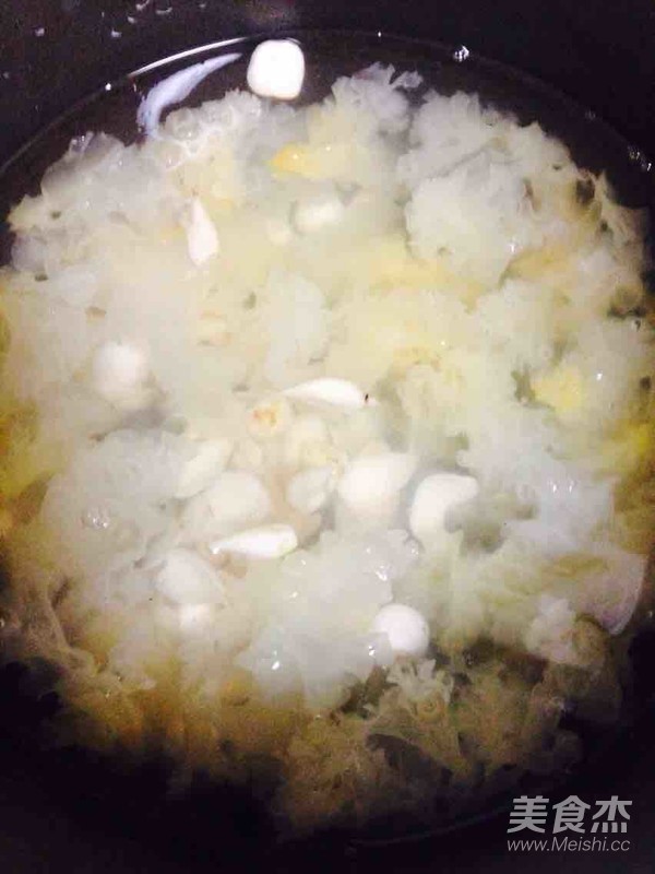 火龙果莲子百合桂圆银耳汤