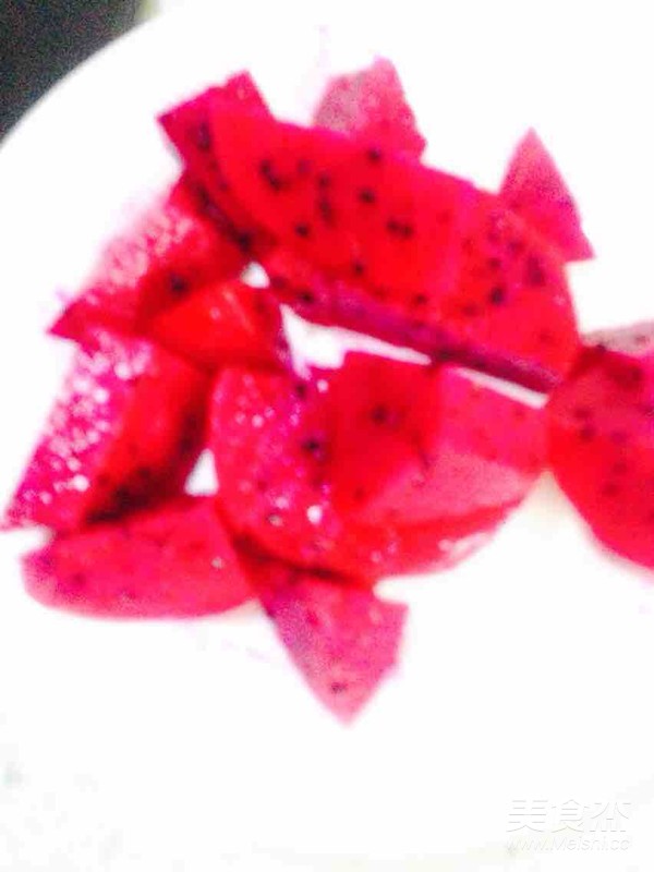 火龙果莲子桂圆银耳汤