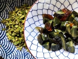 怎么做酱拌香椿皮蛋豆腐