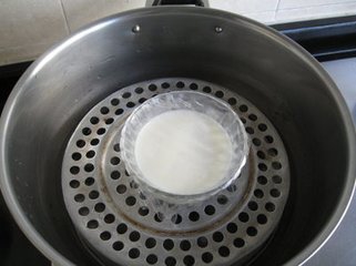 自制牛奶布丁。