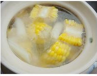 冬季暖身滋补汤—玉米莲藕排骨汤