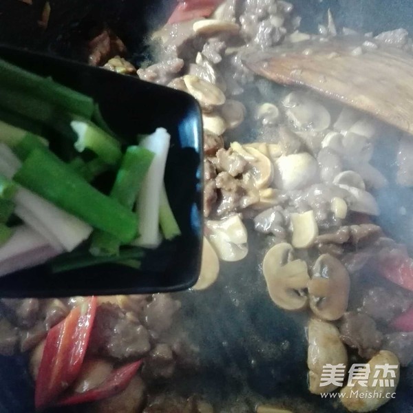 白蘑菇炒牛肉