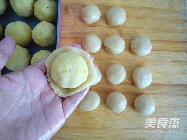 广式绿豆蛋黄月饼