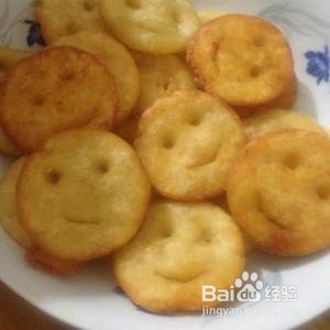 土豆笑脸饼的做法。