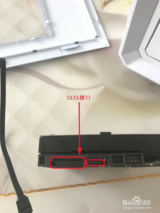 电脑如何同时安装固态和机械硬盘