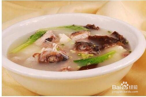 制作鲜香鱼头豆腐汤