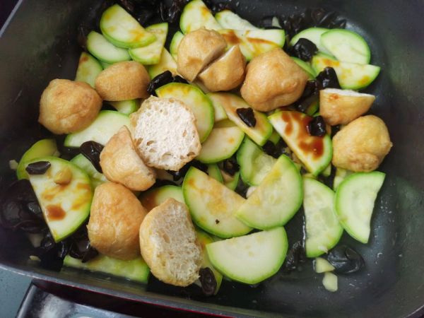 豆泡木耳炒西葫芦