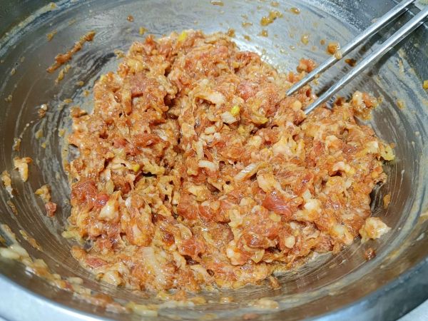 烫面青萝卜肉馅包子