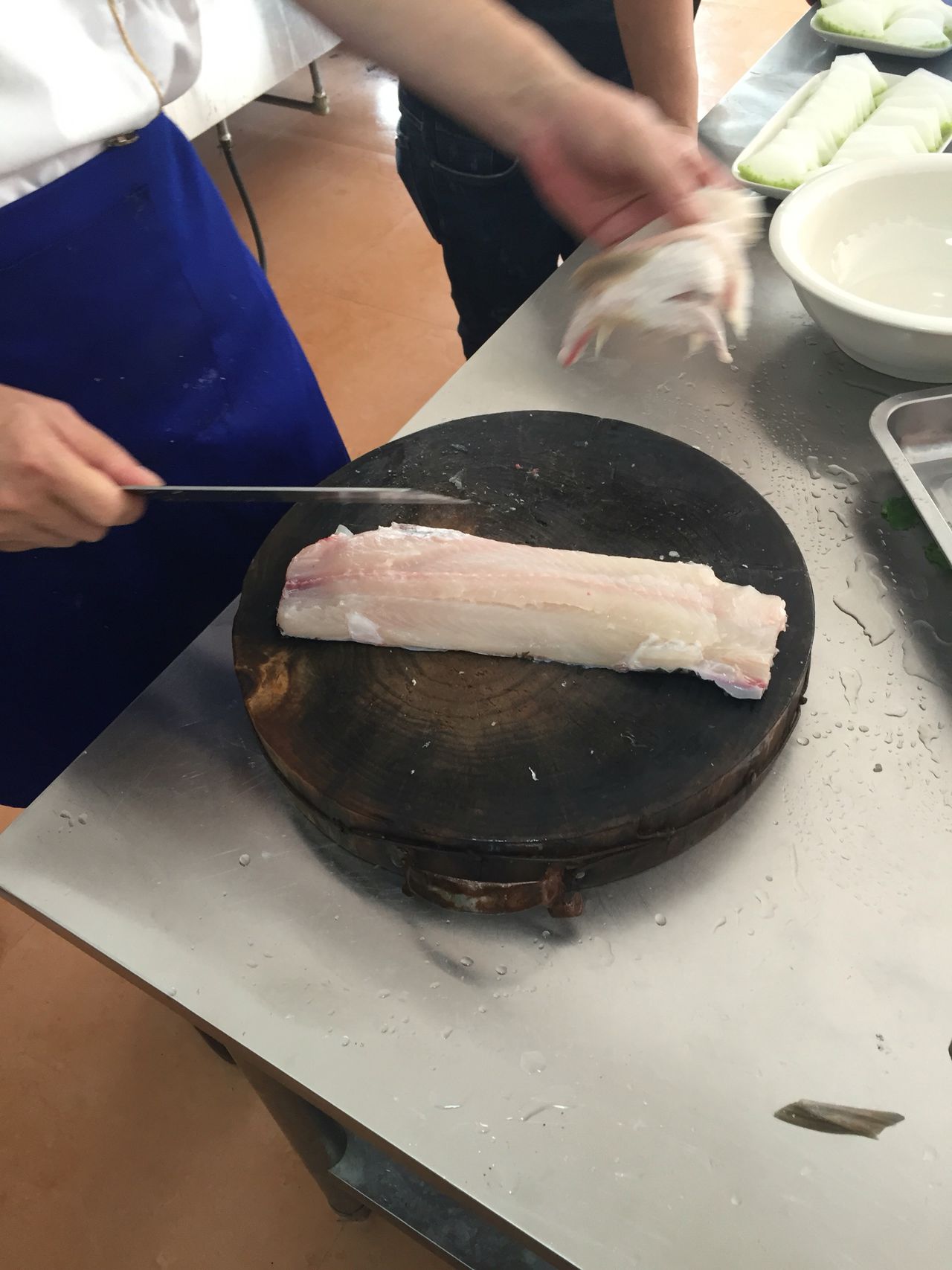 香味十足的切鱼片和切鱿鱼的做法
