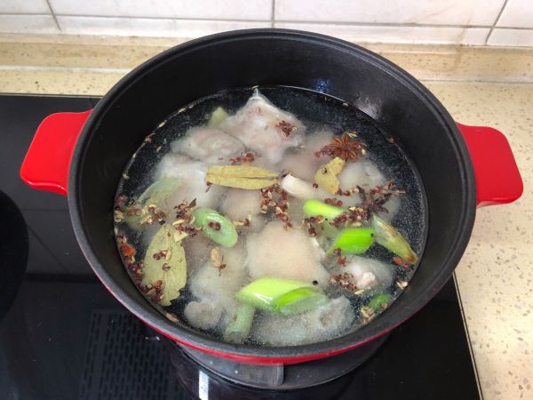 黄豆花生炖猪蹄