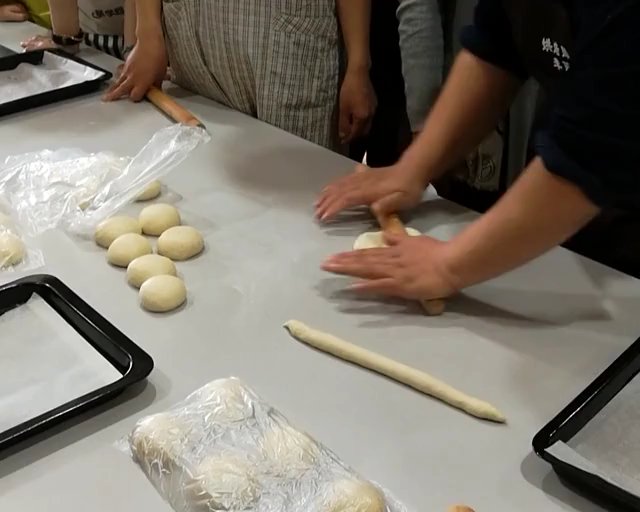 火腿色拉辫子包的做法，妈妈们学会了吗？