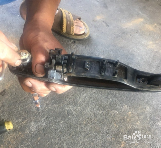 东风风行侧门外拉手怎么拆