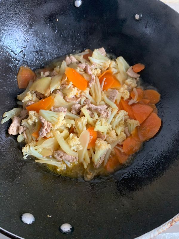 花菜胡萝卜炒肉片