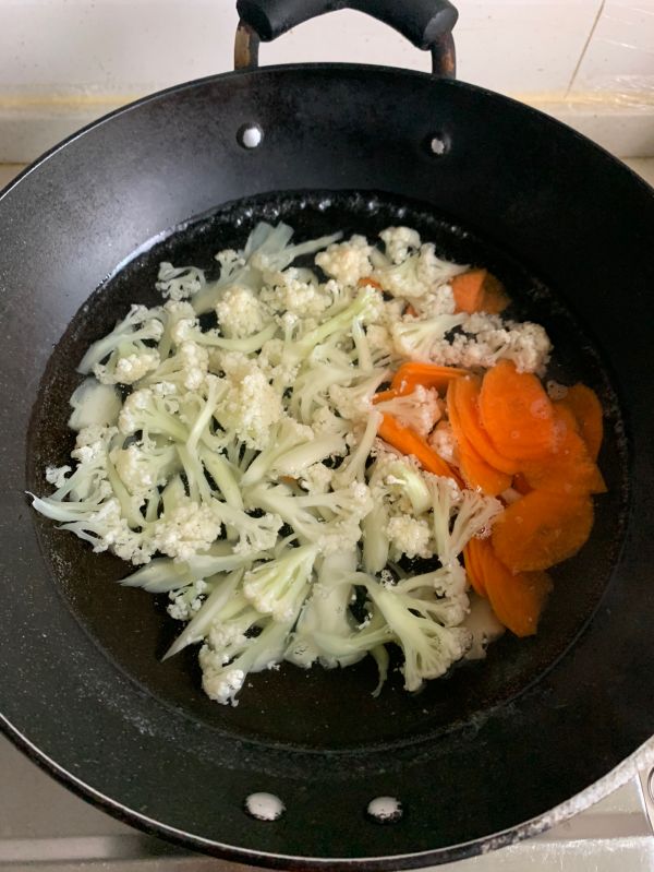 花菜胡萝卜炒肉片