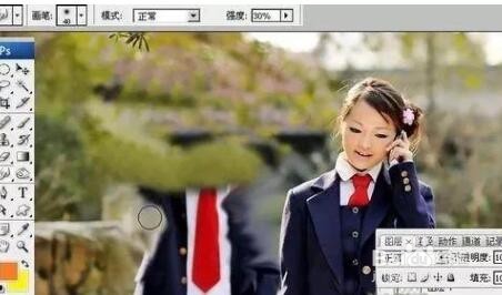 如何用ps 消除图片中多余的人物?