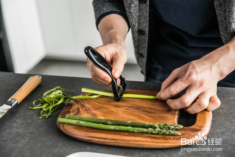 怎么做红酒啤梨配香煎三文鱼?