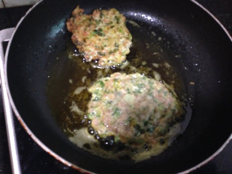肉饼鸡蛋生菜汉堡的做法,味道好极了!