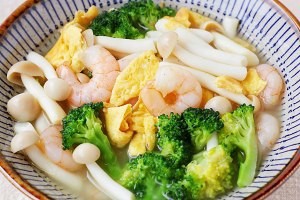 西兰花菌菇虾仁汤的做法