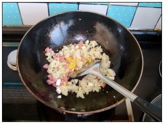 养胃生津、爽喉润肺:火腿炒菜花