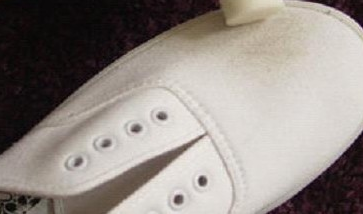 白色鞋子怎么样可以洗干净？