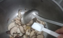 香菇炖豆腐的做法