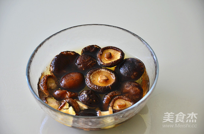 香菇炖肉的做法