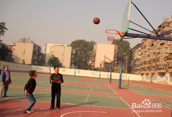 打篮球时怎么投篮才能准