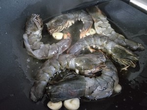 快速剥虾壳、去沙线的窍门的做法