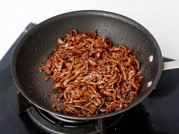 烤鸭薄饼包京酱牛肉丝